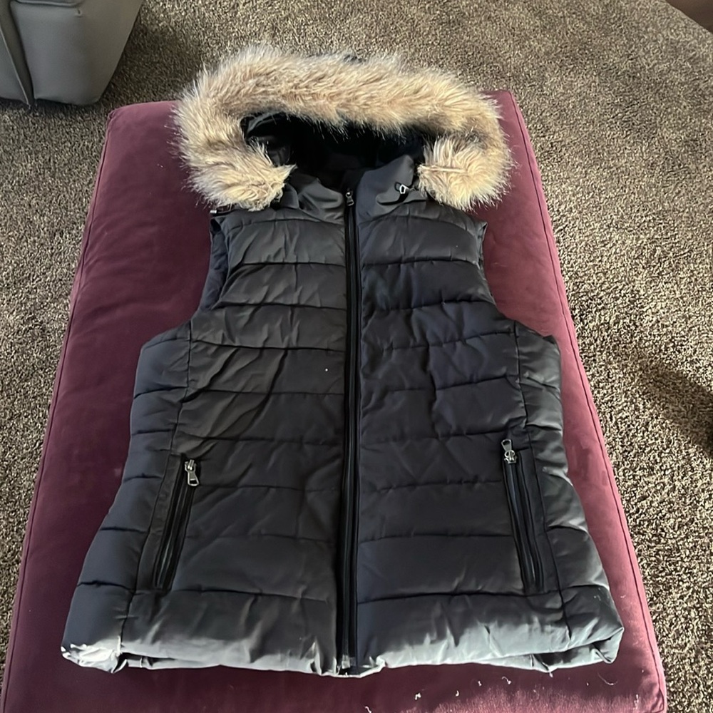 Like new Banana Republic puffer vest with removable faux fur hood- Black